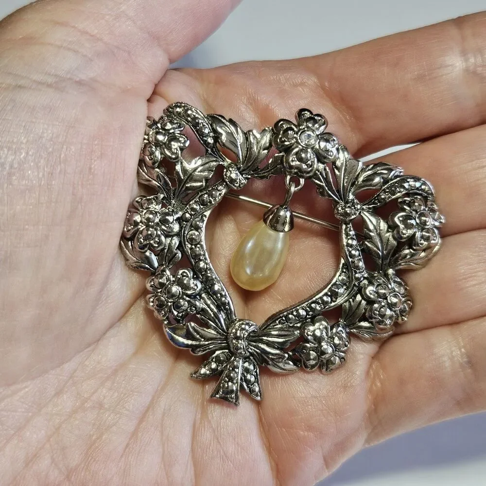 Avon Silver Tone Victorian Style Brooch Pin Floral Faux Pearl Vintage